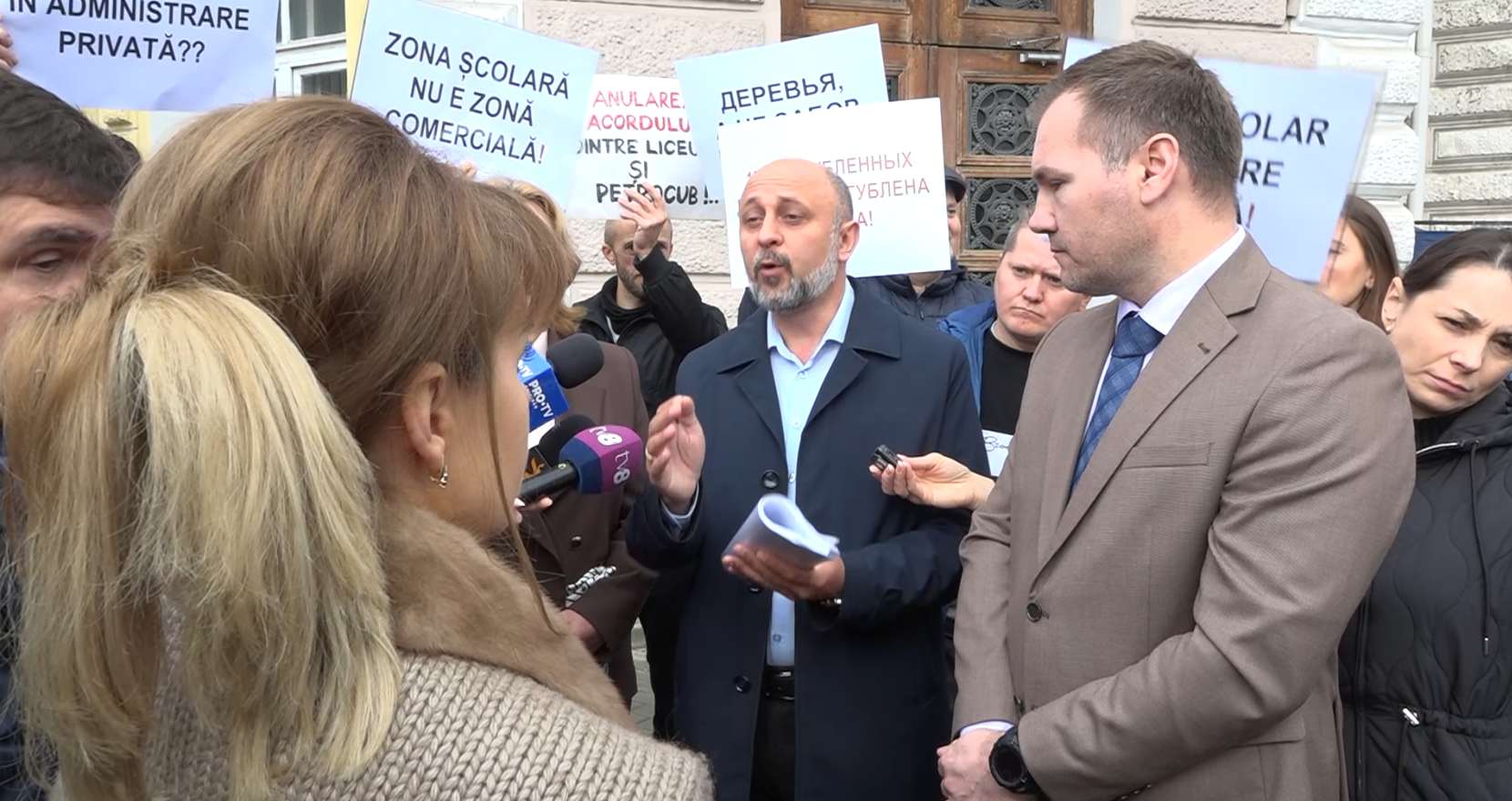 Stadionul de la liceul „Matei Basarab”, motiv de protest la Primăria Chișinău: „Vedem un alt tip de acord”