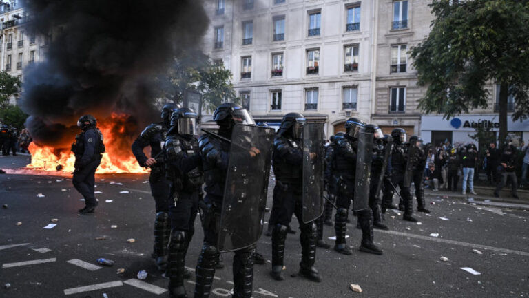 Protestele elevilor francezi degenerează în violențe. Poliția folosește gaze lacrimogene, bastoane și tunuri de apă