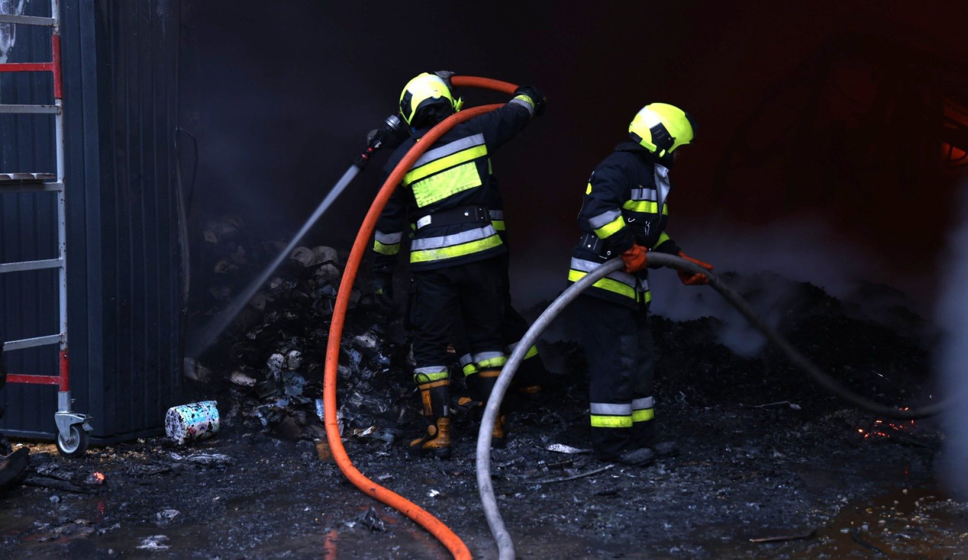 Trei vagonete în care locuiau muncitori, distruse de flăcări. Incendiul a avut loc în Ciorescu din municipiul Chișinău