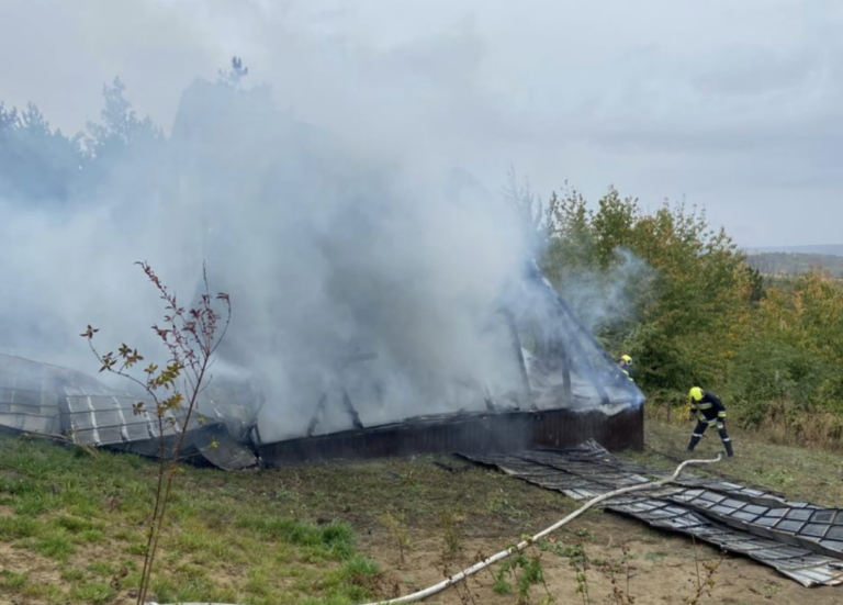 Incendiu la o pensiune turistică din Buțeni, Hâncești. O cabană a fost distrusă în totalitate de flăcări