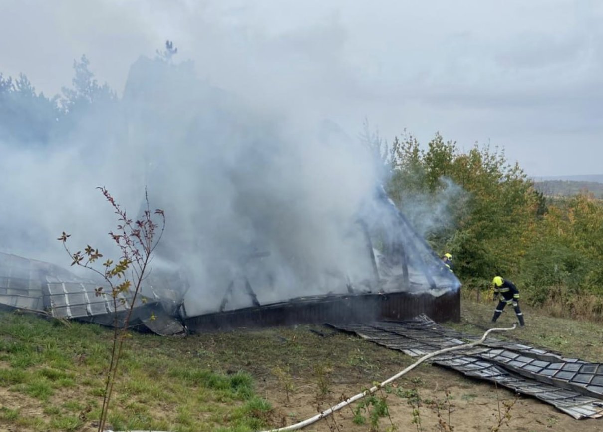 Incendiu la o pensiune turistică din Buțeni, Hâncești. O cabană a fost distrusă în totalitate de flăcări