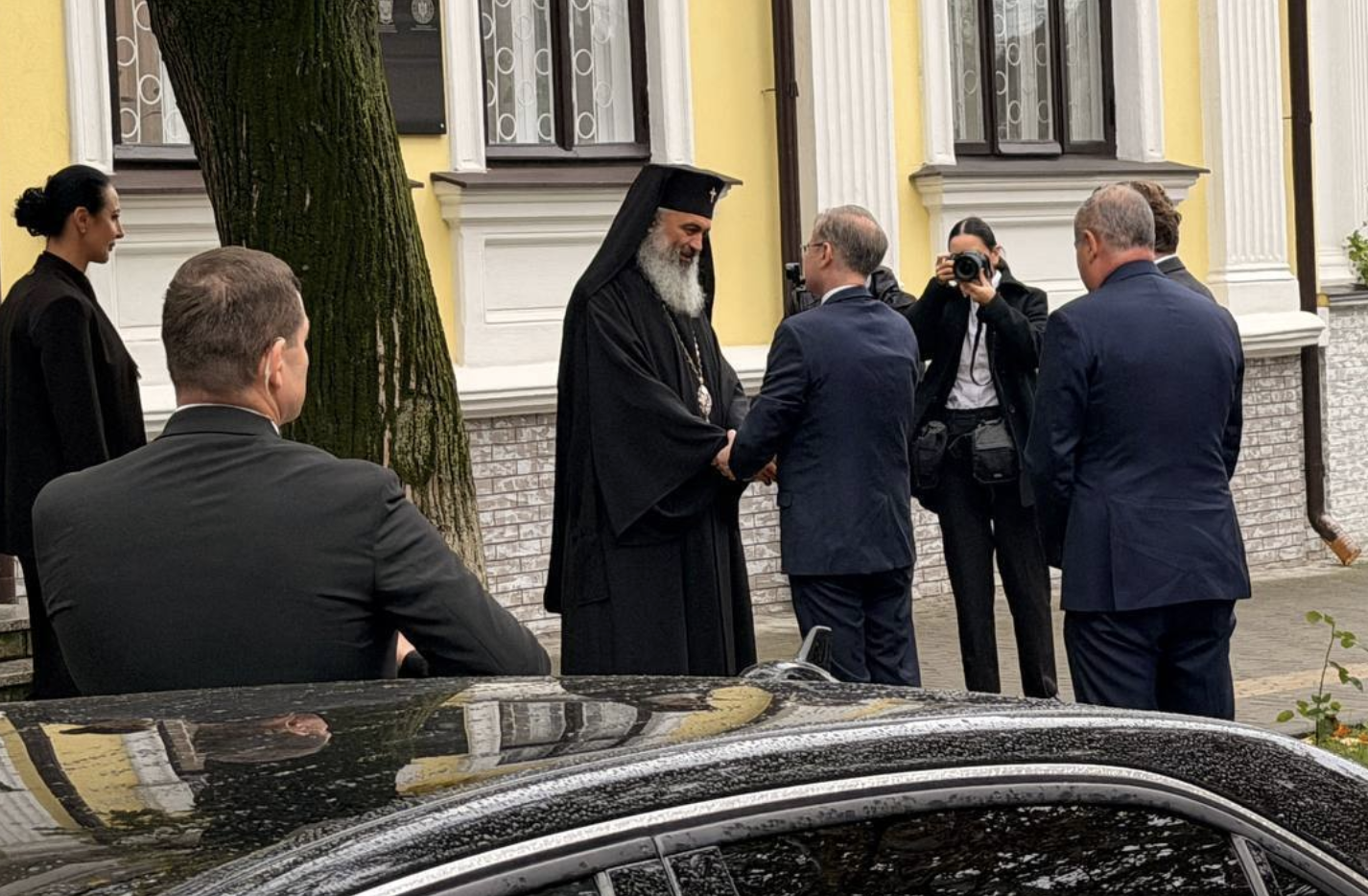 Premierul României, Luca Niculescu, la Chișinău. Și-a început vizita cu o întrevedere cu Mitropolitul Basarabiei