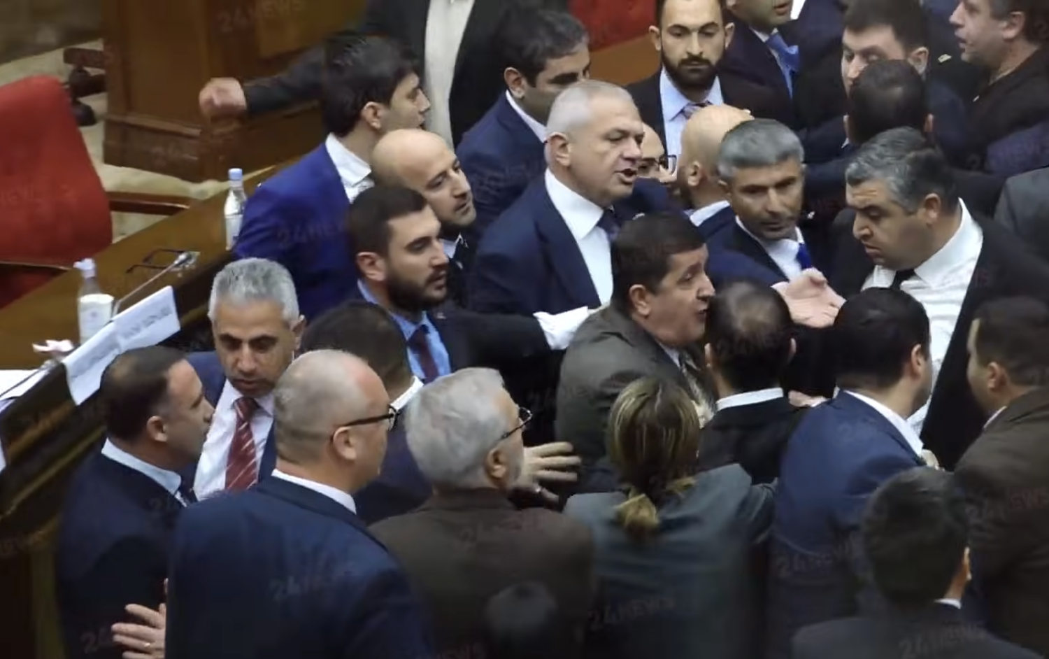 Bătaie în Parlamentul Armeniei: Deputații puterii și opoziției s-au luat la pumni în timpul ședinței