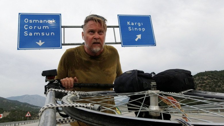 Un britanic a revenit în țara natală după o călătorie de 28 de ani, pe jos și înot
