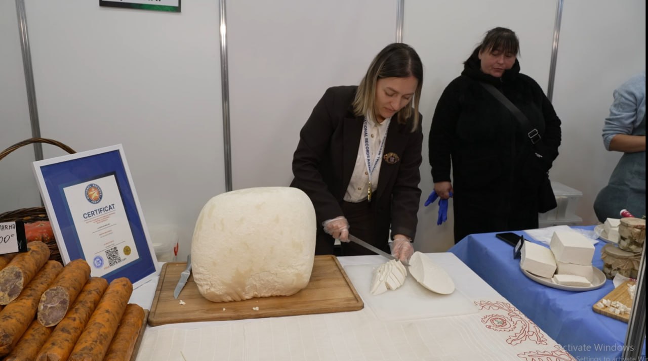 Record național în Capitală: O brânză de oaie de peste 30 de kilograme, ridicată în aer cu o dronă agricolă