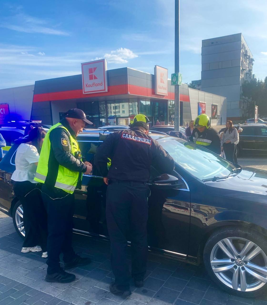 Copil blocat într-o mașină, la Ungheni. Carabinierii, polițiștii și salvatorii au intervenit