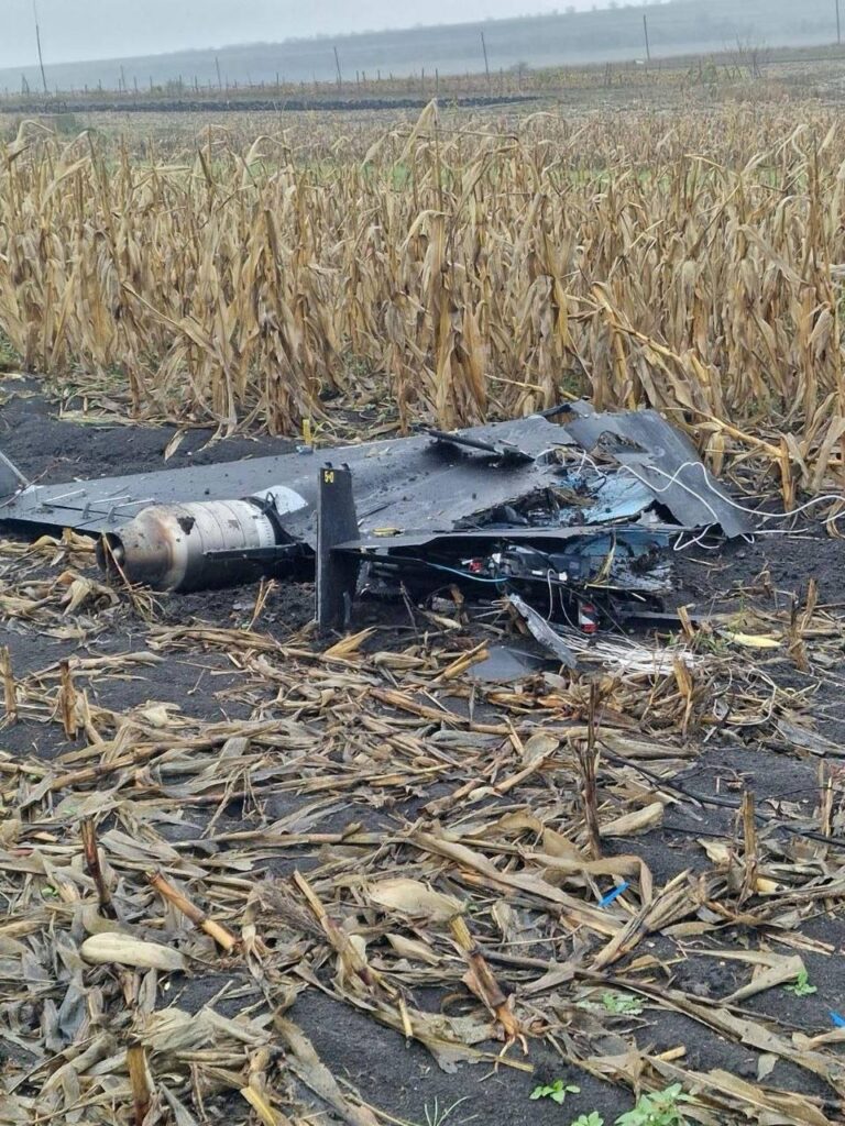 Dronă căzută în apropierea unei locuințe din raionul Telenești. Poliția a încercuit zona