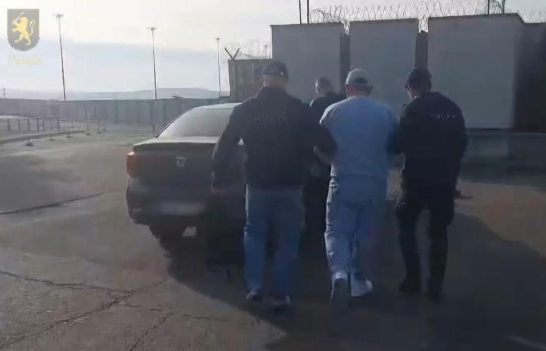 Un moldovean de 44 de ani, extrădat din SUA și adus în Moldova. Era căutat pentru o escrocherie