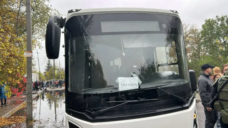 După luni de foamete și izolare, începe evacuarea civililor din orașul ucrainean Oleșki, aflat sub ocupație rusă