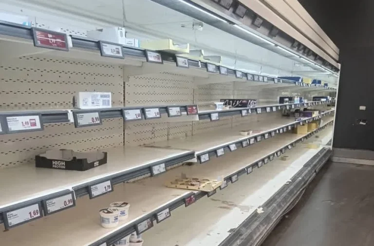Supermarketuri cu rafturi goale în Italia. Protestele transportatorilor blochează livrările de alimente