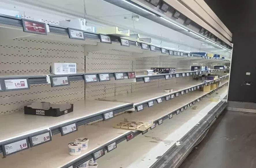 Supermarketuri cu rafturi goale în Italia. Protestele transportatorilor blochează livrările de alimente