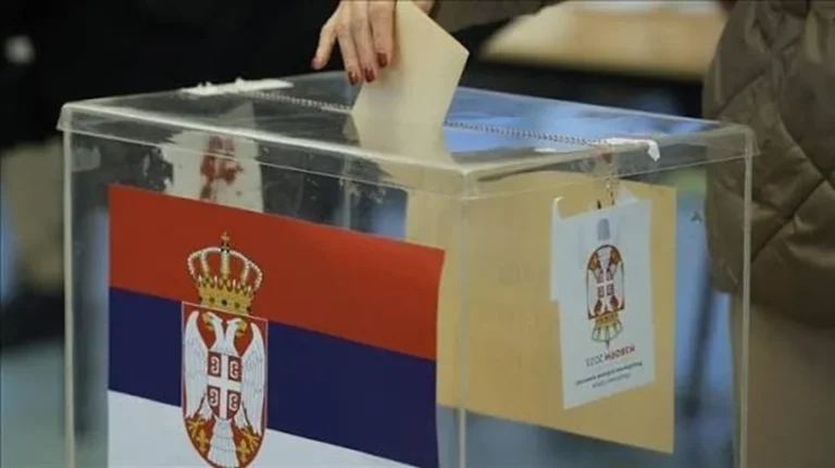 Alegeri tensionate în Serbia: partidul lui Vučić și Lista Studenților, într-o cursă strânsă