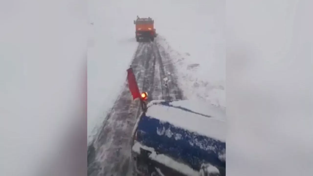 Ninsori abundente pe Transfăgărășan. Autoritățile ar putea decide închiderea drumului